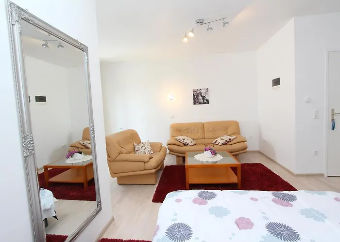 ゲストハウス And Sally