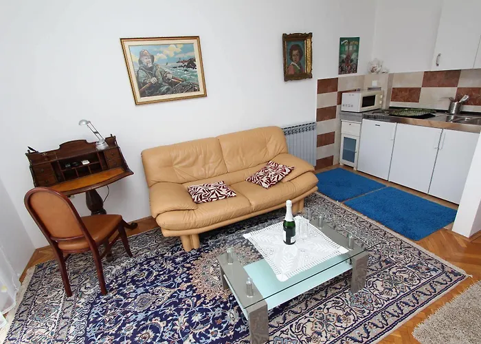 ゲストハウス And Sally